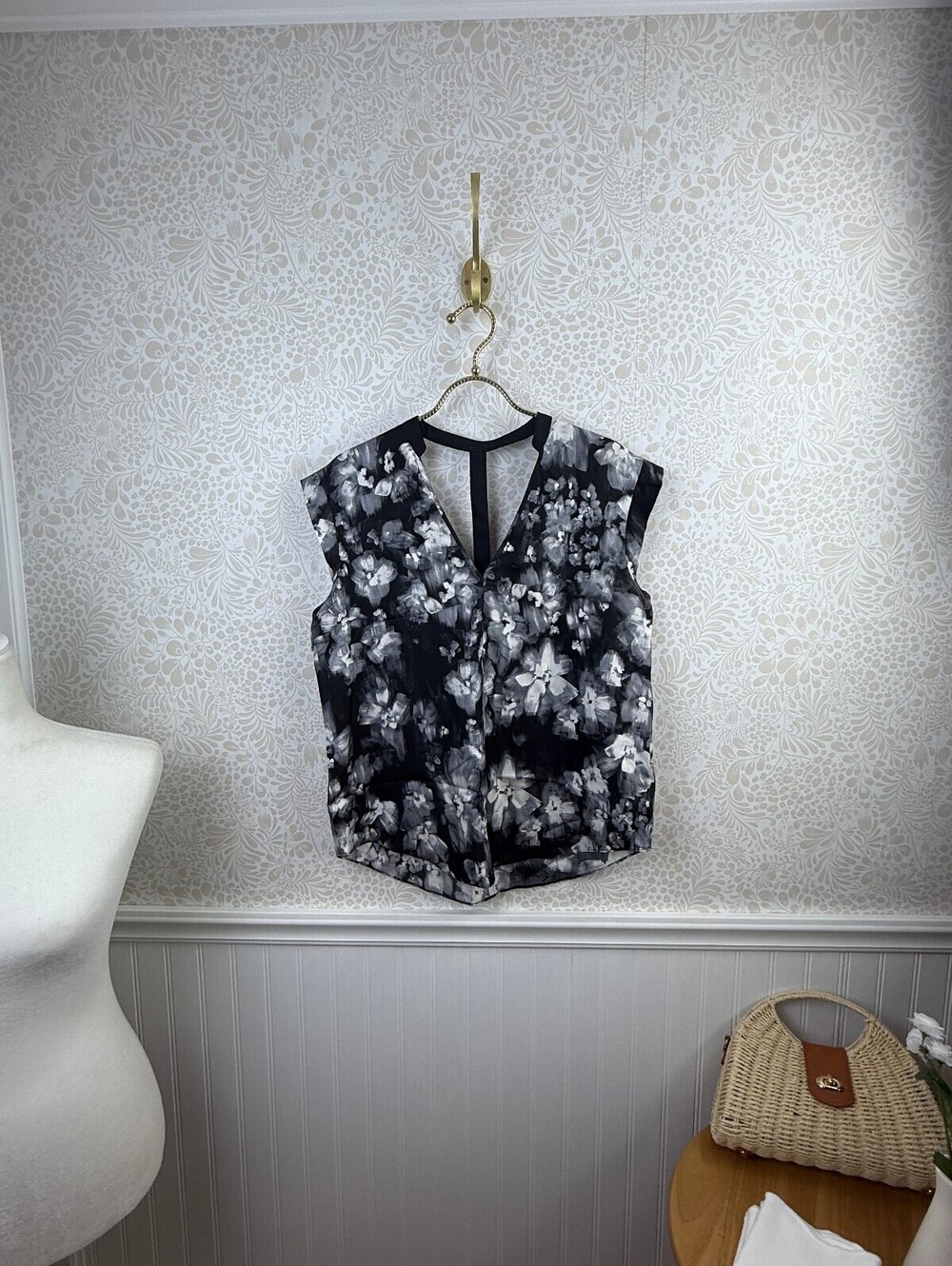 Rebecca Taylor Floral Black & Gray 100% Silk V-Neck Cap Sleeve Blouse - Size - 8